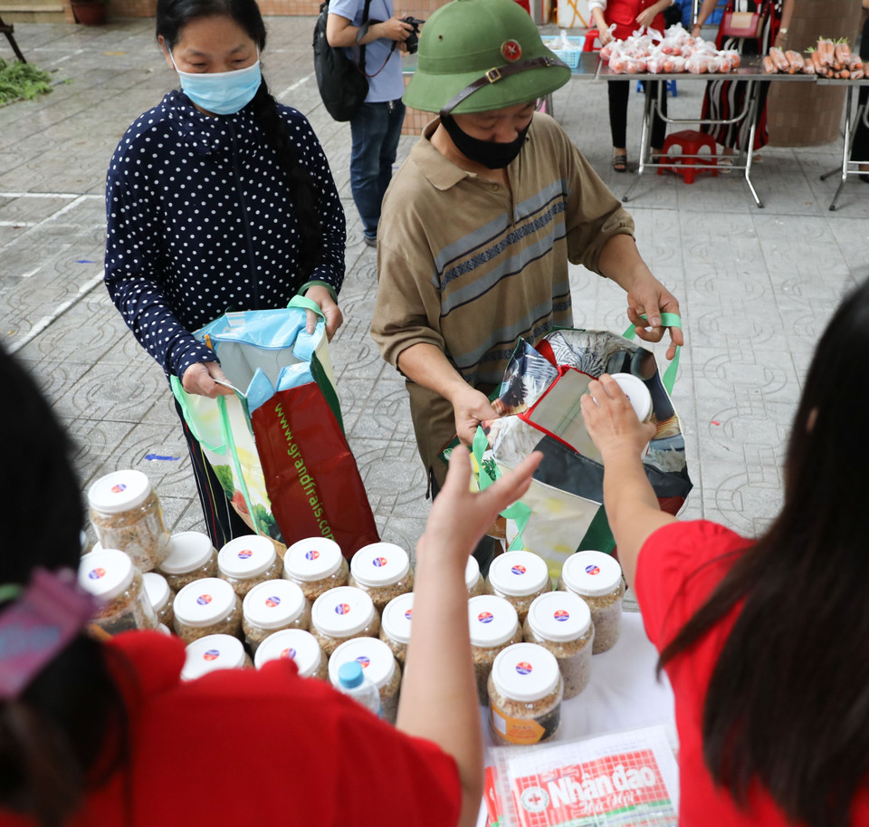 Các gia đình có hoàn cảnh khó khăn, bị ảnh hưởng bởi dịch COVID-19 tại quận Hai Bà Trưng (Hà Nội) đi Chợ nhân đạo. (Ảnh: Thanh Tùng/TTXVN)