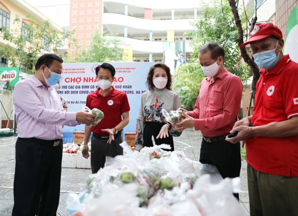 Đại biểu tham quan các gian hàng miễn phí tại Chợ nhân đạo. (Ảnh: Thanh Tùng/TTXVN)