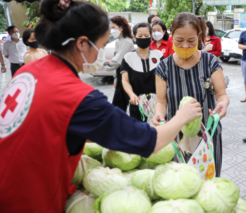 Chợ nhân đạo góp phần hỗ trợ các gia đình có hoàn cảnh khó khăn, bị ảnh hưởng bởi dịch COVID-19 tại quận Hai Bà Trưng (Hà Nội). (Ảnh: Thanh Tùng/TTXVN)