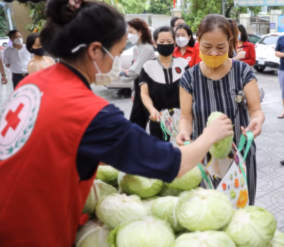 Chợ nhân đạo góp phần hỗ trợ các gia đình có hoàn cảnh khó khăn, bị ảnh hưởng bởi dịch COVID-19 tại quận Hai Bà Trưng (Hà Nội). (Ảnh: Thanh Tùng/TTXVN) 