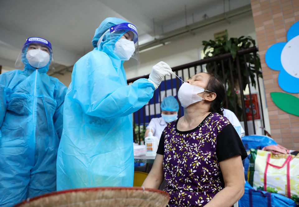 Hội Chữ thập Đỏ thành phố Hà Nội phối hợp nhà hảo tâm, nhà tài trợ tổ chức Chợ nhân đạo nhằm hỗ trợ các gia đình có hoàn cảnh khó khăn, bị ảnh hưởng bởi dịch COVID-19 tại quận Hai Bà Trưng (Hà Nội). (Ảnh: Thanh Tùng/TTXVN)