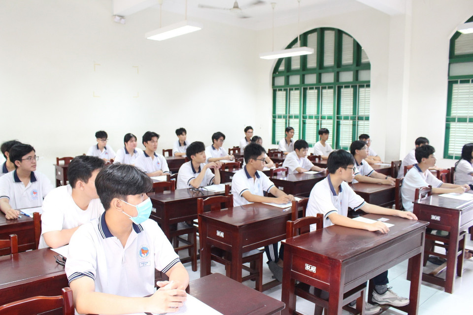 Các thí sinh nghe phổ biến nội quy thi. (Ảnh: Hữu Chí/TTXVN)