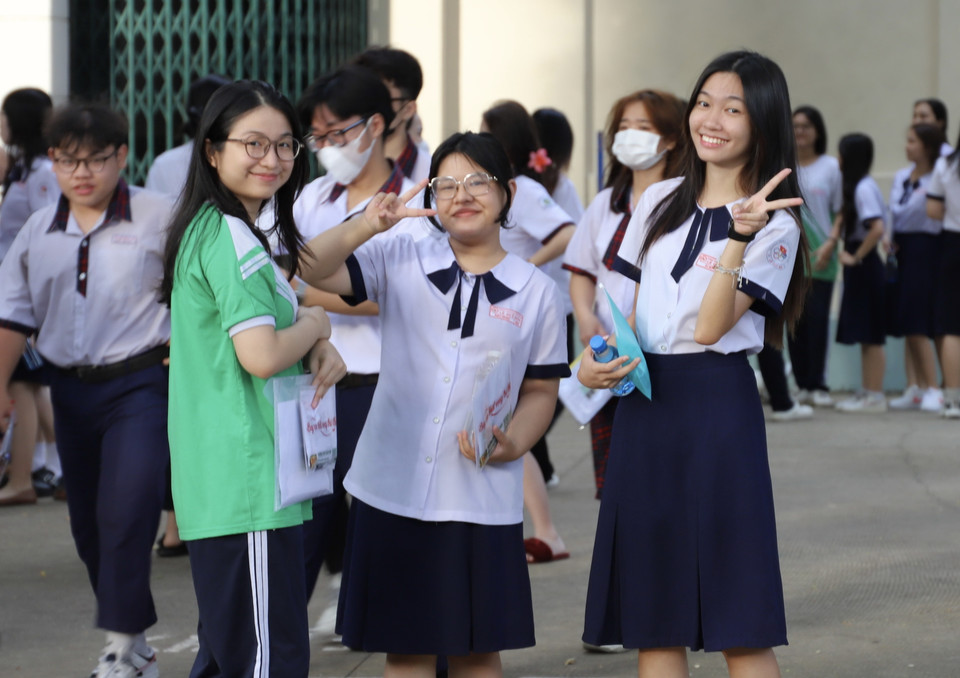 Thí sinh rạng rỡ bước vào Kỳ thi tại Thành phố Hồ Chí Minh. (Ảnh: Hồng Giang/TTXVN)