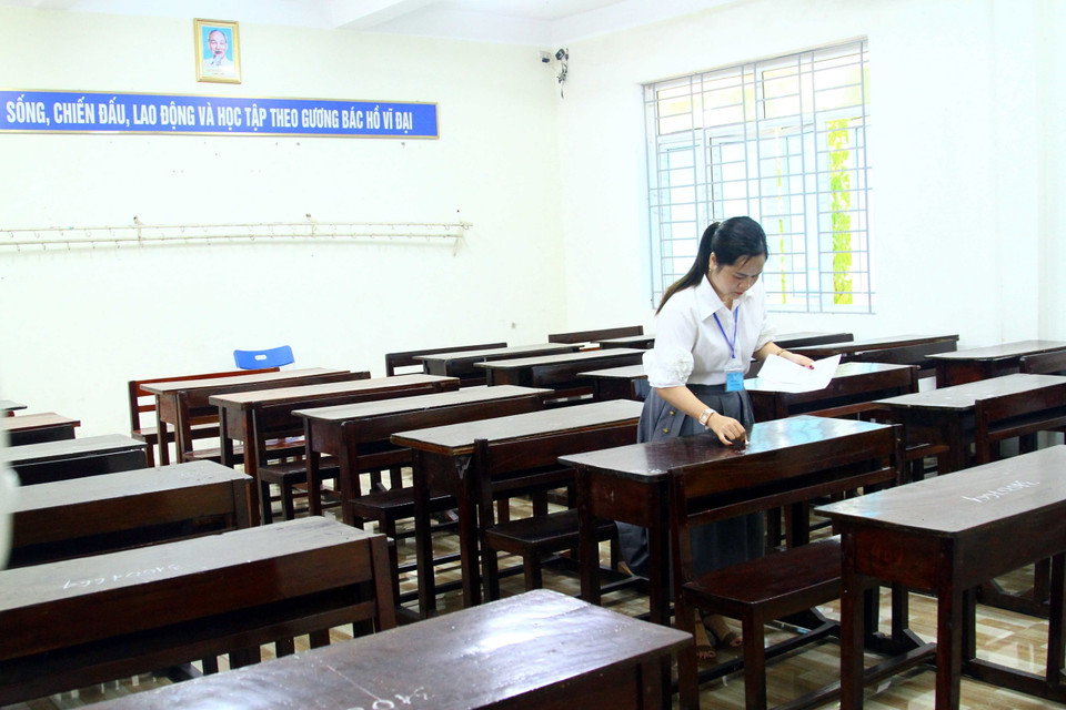 Giám thị đánh số báo danh tại điểm thi Trường THPT Đào Duy Từ, thành phố Đồng Hới, tỉnh Quảng Bình. (Ảnh: Tá Chuyên/TTXVN)