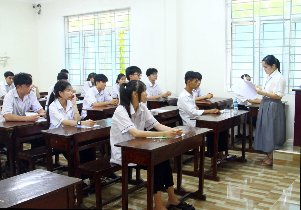 Giám thị phổ biến nhanh lại các quy chế thi đến các em học sinh tại điểm thi Trường THPT Đào Duy Từ, thành phố Đồng Hới, tỉnh Quảng Bình. (Ảnh: Tá Chuyên/TTXVN)