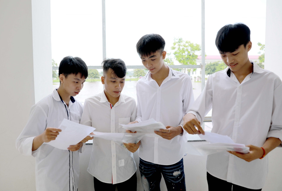 Các thí sinh tranh thủ ôn bài trước môn thi đầu tiên. (Ảnh: Hoàng Hùng/TTXVN)