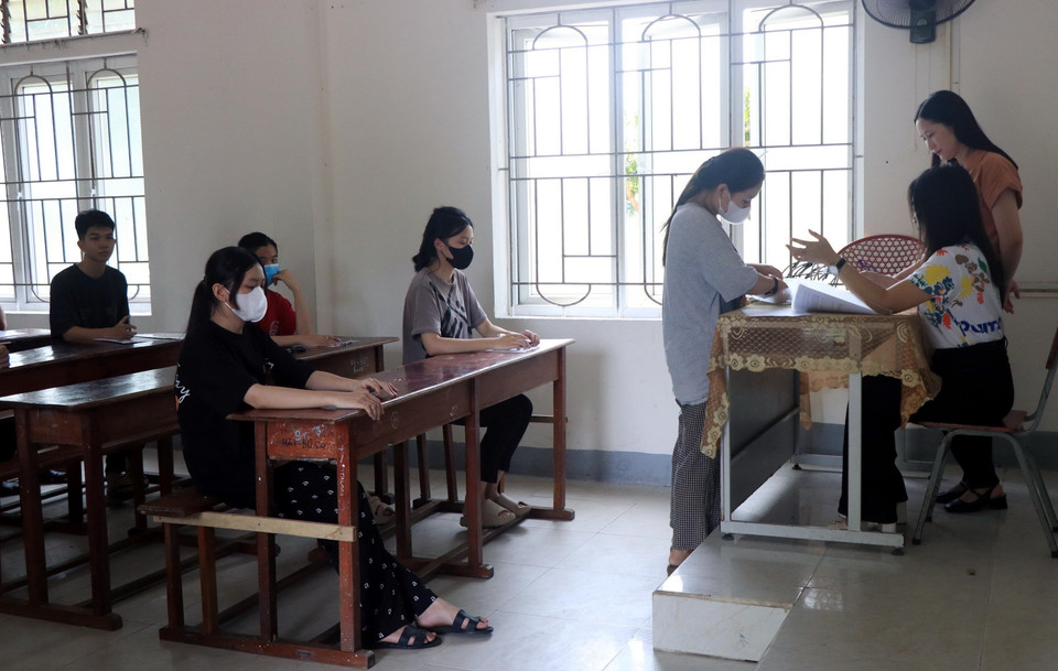 Giám thị kiểm tra học sinh trước khi thi tại điểm thi Trường THPT Thành Sen, thành phố Hà Tĩnh. (Ảnh: Công Tường/TTXVN)