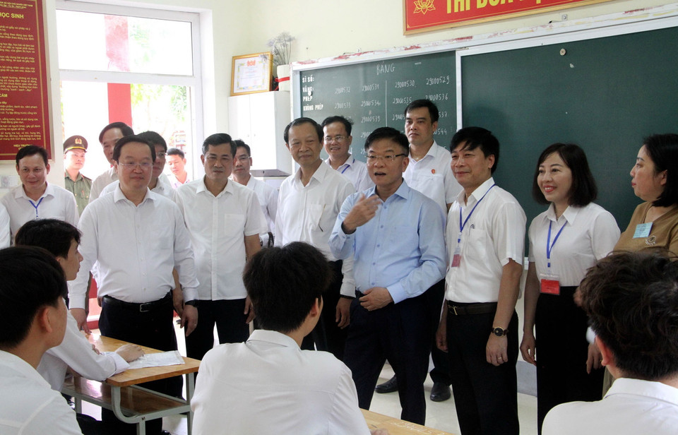 Phó Thủ tướng Chính phủ Lê Thành Long cùng Đoàn kiểm tra của Ban Chỉ đạo quốc gia Kỳ thi tốt nghiệp THPT năm 2024 tại điểm thi Trường THPT Huỳnh Thúc Kháng, thành phố Vinh. (Ảnh: Văn Tý/TTXVN)