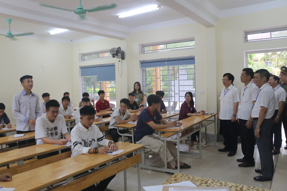 Phó Chủ tịch UBND tỉnh Nghệ An Bùi Đình Long cùng Ban chỉ đạo kỳ thi tỉnh Nghệ An động viên thí sinh tại điểm thi Trường THPT Nguyễn Duy Trinh, huyện Nghi Lộc. (Ảnh: Bích Huệ/TTXVN)