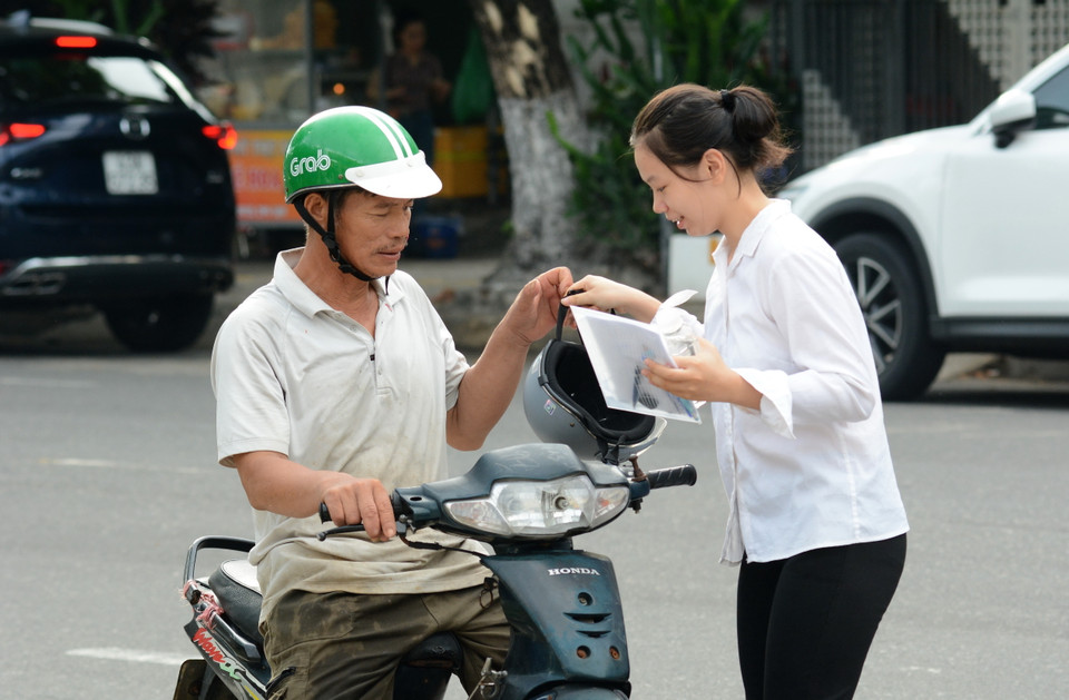 Phụ huynh chở con đến điểm thi Trường THPT Tôn Thất Tùng, quận Sơn Trà, thành phố Đà Nẵng. (Ảnh: Văn Dũng/TTXVN)