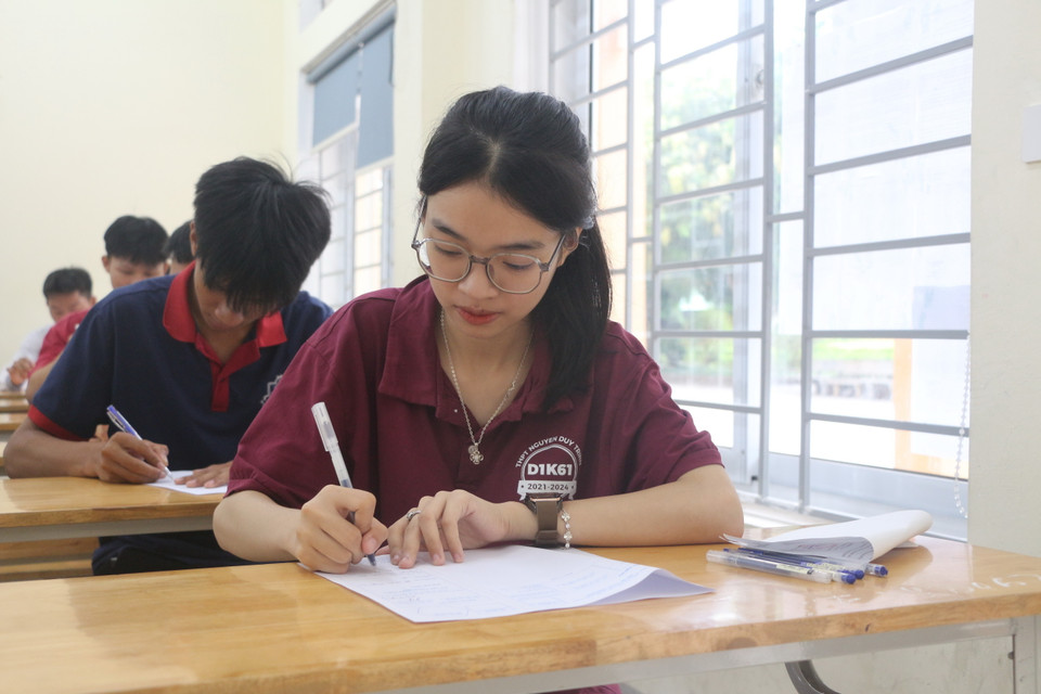 Thi sinh tại điểm thi Trường THPT Nguyễn Duy Trinh, huyện Nghi Lộc. (Ảnh: Bích Huệ/TTXVN)