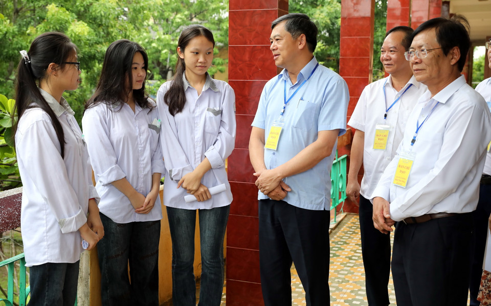 Phó Chủ tịch UBND tỉnh Nam Định Trần Lê Đoài động viên thí sinh dự tại điểm thi Trường THPT Nam Trực, huyện Nam Trực, tỉnh Nam Định. (Ảnh: Nguyễn Lành/TTXVN)