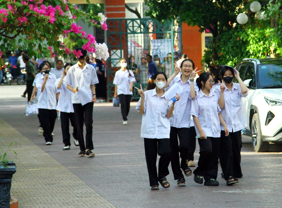 Thí sinh tại điểm thi Trường THPT Đào Duy Từ, thành phố Đồng Hới, tỉnh Quảng Bình, tự tin bước vào kỳ thi THPT năm 2024. (Ảnh: Tá Chuyên/TTXVN)