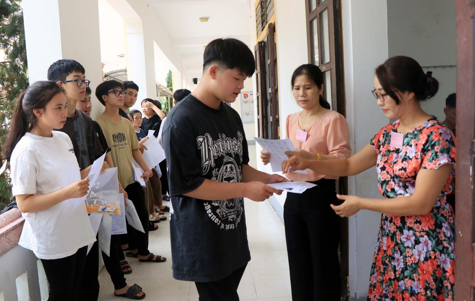 Giám thị gọi các thí sinh vào phòng thi tại điểm thi Trường THPT Thành Sen, thành phố Hà Tĩnh. (Ảnh: Công Tường/TTXVN)