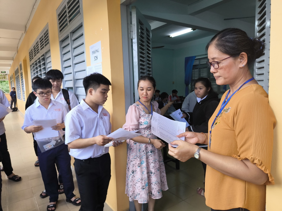 Thí sinh làm thủ tục trước ngày thi. (Ảnh: Huỳnh Phúc Hậu/TTXVN)