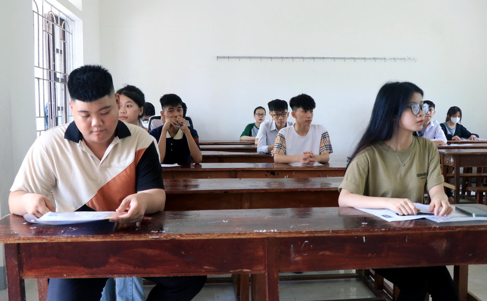 Học sinh dự thi tại điểm thi trường THPT Thành Sen, thành phố Hà Tĩnh. (Ảnh: Công Tường/TTXVN)
