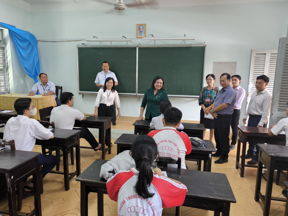 Quyền Bí thư Tỉnh uỷ Bến Tre Hồ Thi Hoàng Yến kiểm tra công tác đảm bảo kỳ thi tốt nghiệp THPT năm 2004. (Ảnh: Huỳnh Phúc Hậu/TTXVN)