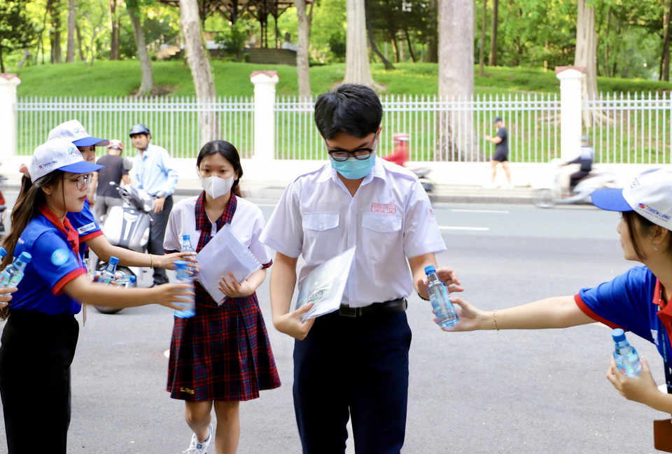 Đoàn viên, sinh viên tình nguyện hỗ trợ thí sinh tại điểm thi Trường THPT Lê Quý Đôn, quận 3, Thành phố Hồ Chí Minh. (Ảnh: Hồng Giang/TTXVN)