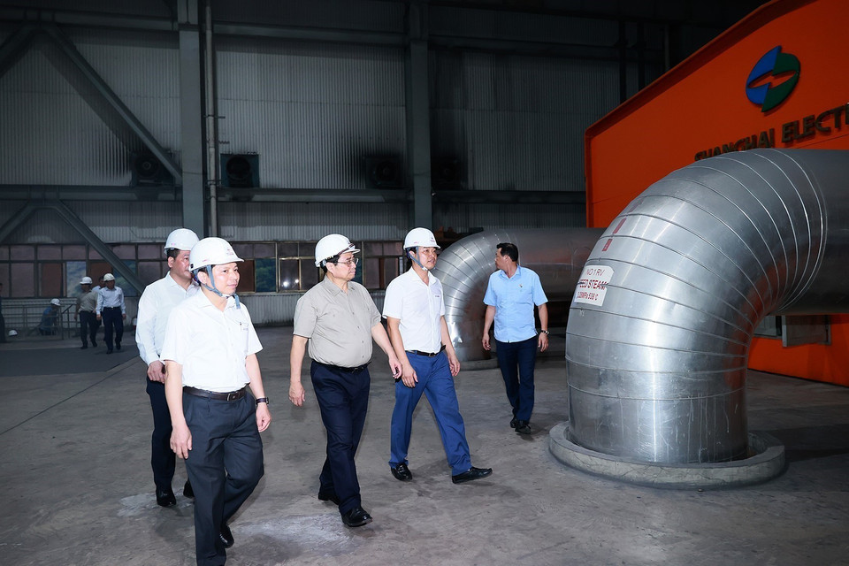 Thủ tướng Phạm Minh Chính đến kiểm tra tình hình sản xuất và cung ứng điện tại Nhà máy Nhiệt điện Quảng Ninh. (Ảnh: Dương Giang/TTXVN)