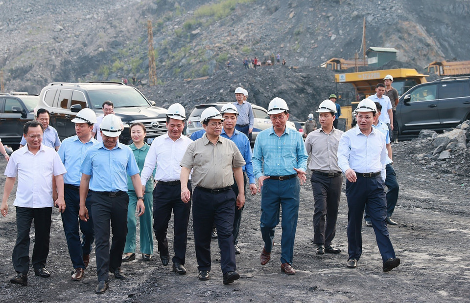 Thủ tướng Phạm Minh Chính thăm Công ty Cổ phần than Hà Tu. (Ảnh: Dương Giang/TTXVN)