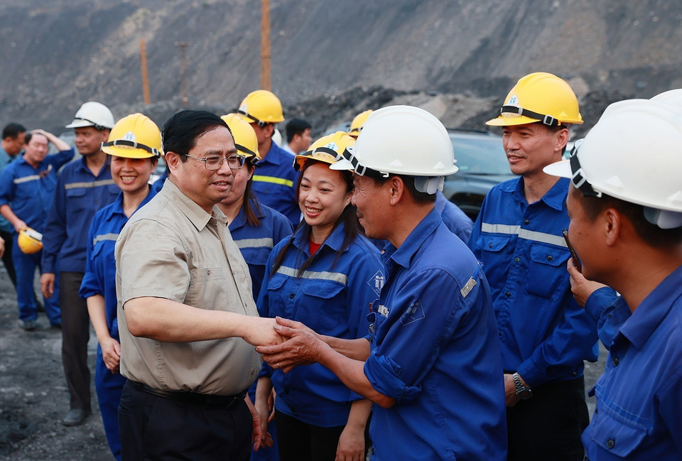 Thủ tướng Phạm Minh Chính thăm, động viên công nhân Công ty Cổ phần than Hà Tu. (Ảnh: Dương Giang/TTXVN) 