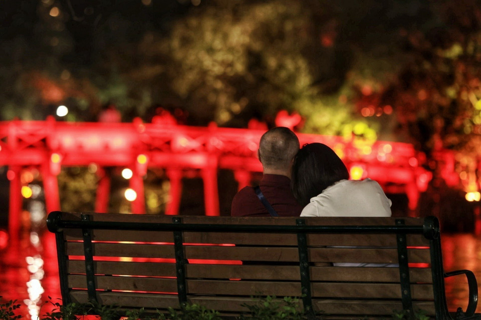 Du Xuân để nghỉ ngơi và chìm đắm trong tiết trời se lạnh của mùa Xuân Hà Nội. (Ảnh: Tuấn Anh/TTXVN)