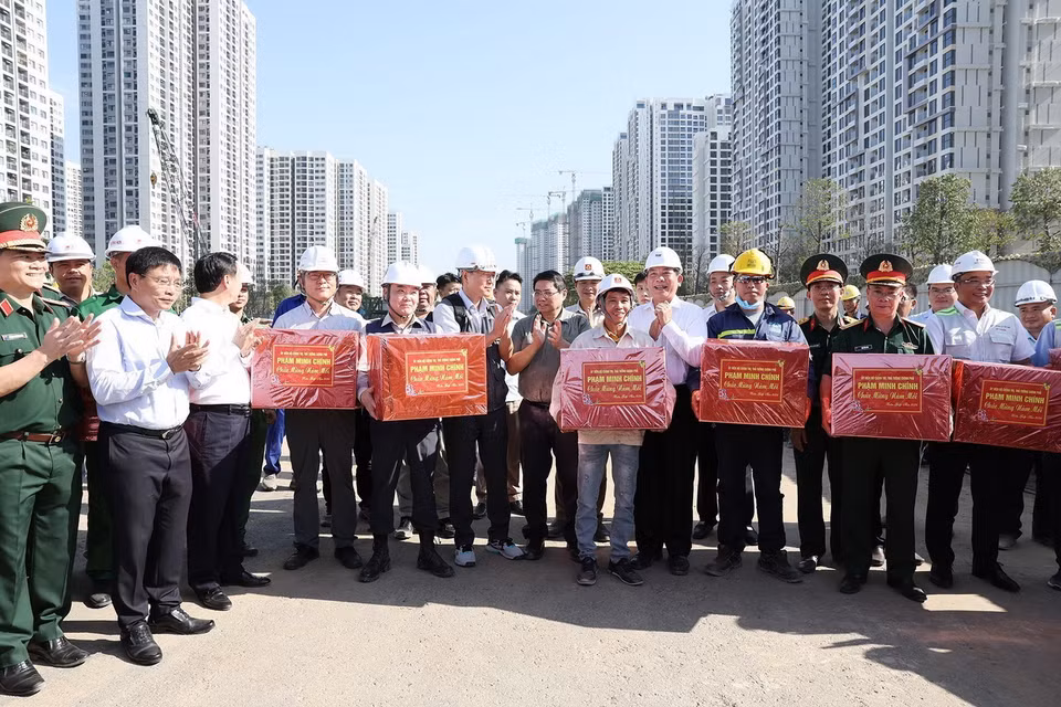 Thủ tướng Phạm Minh Chính chúc Tết công nhân, người lao động đang thi công đường Vành đai 3 đoạn qua Thành phố Hồ Chí Minh. (Ảnh: Dương Giang/TTXVN)