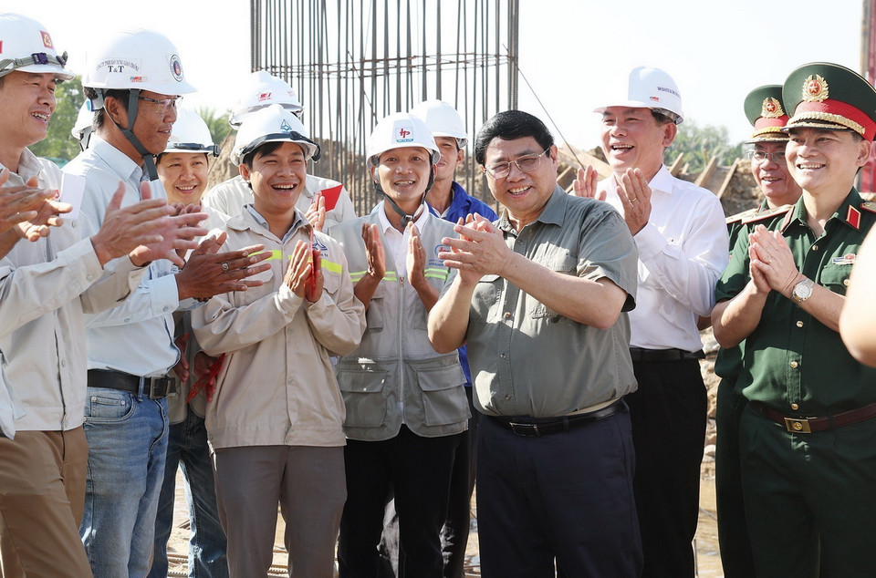 Thủ tướng Phạm Minh Chính với kỹ sư, công nhân, người lao động đang thi công đường vành đai 3 đoạn qua thành phố Hồ Chí Minh. (Ảnh: Dương Giang/TTXVN)