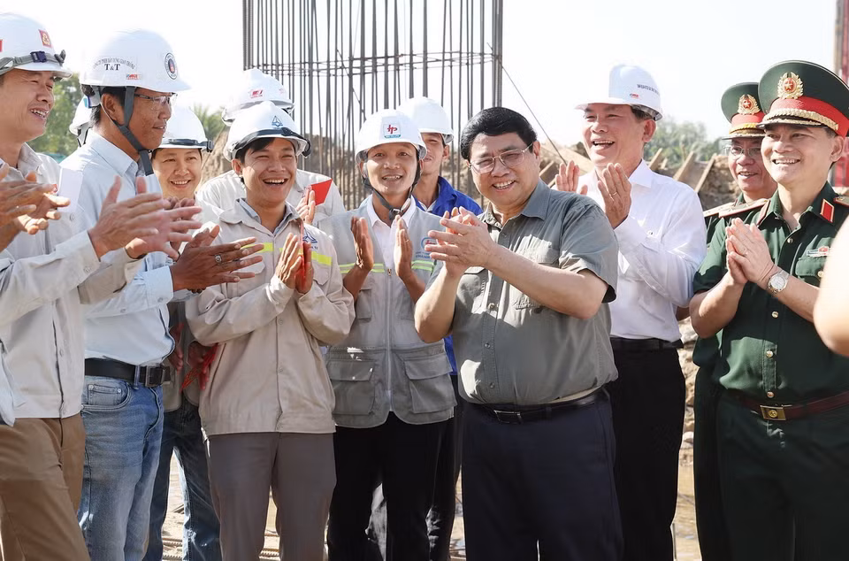 Thủ tướng Phạm Minh Chính với kỹ sư, công nhân, người lao động đang thi công đường vành đai 3 đoạn qua thành phố Hồ Chí Minh. (Ảnh: Dương Giang/TTXVN)