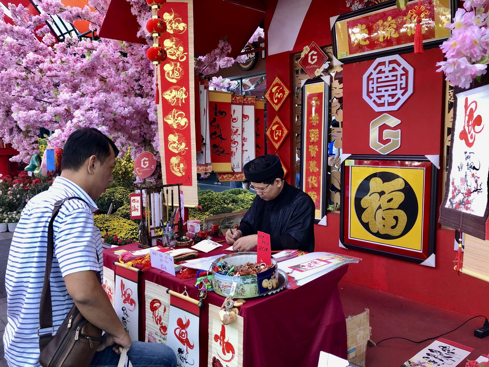 Khách xin chữ của ông Đồ tại Hội hoa Xuân trên địa bàn Thành phố Hồ Chí Minh. (Ảnh: Mỹ Phương/TTXVN)