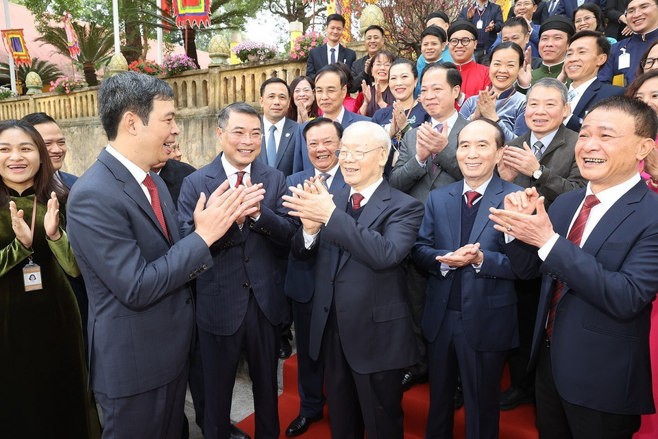 Tổng Bí thư Nguyễn Phú Trọng chúc Tết cán bộ, nhân viên Khu di tích Hoàng thành Thăng Long-Di sản Văn hóa Thế giới. (Ảnh: Trí Dũng/TTXVN)