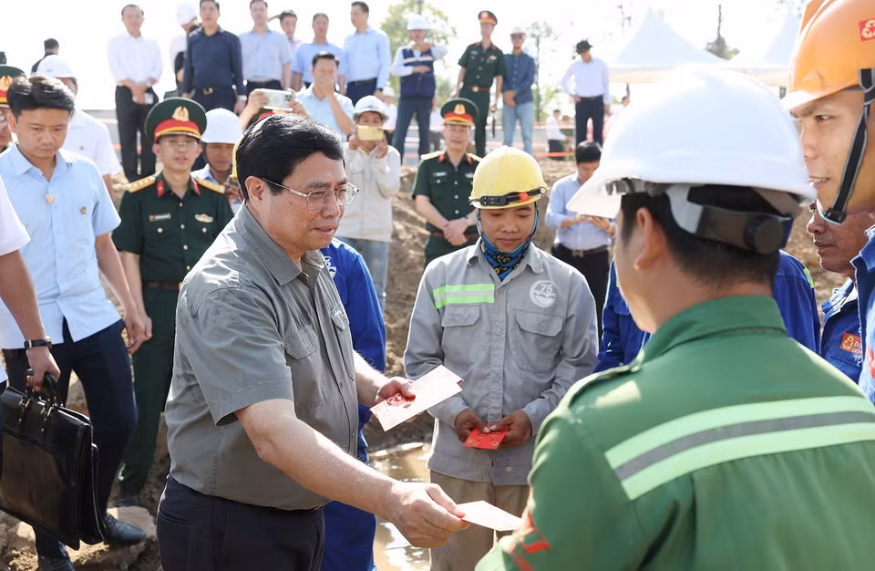 Thủ tướng Phạm Minh Chính chúc Tết công nhân, người lao động đang thi công đường Vành đai 3 đoạn qua Thành phố Hồ Chí Minh. (Ảnh: Dương Giang/TTXVN)