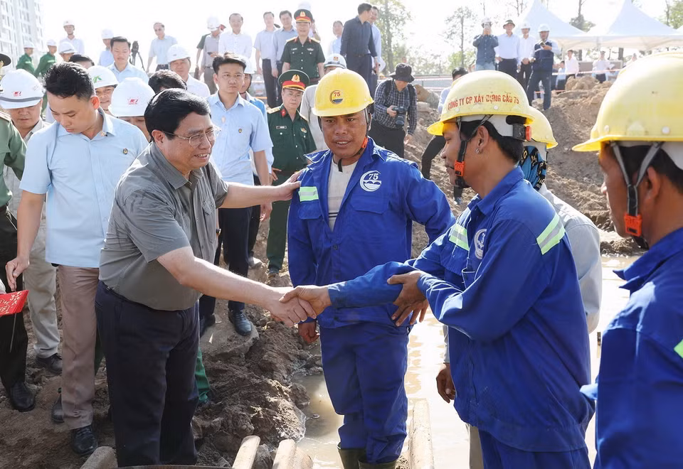 Thủ tướng Phạm Minh Chính chúc Tết công nhân, người lao động đang thi công đường Vành đai 3 đoạn qua Thành phố Hồ Chí Minh. (Ảnh: Dương Giang/TTXVN)