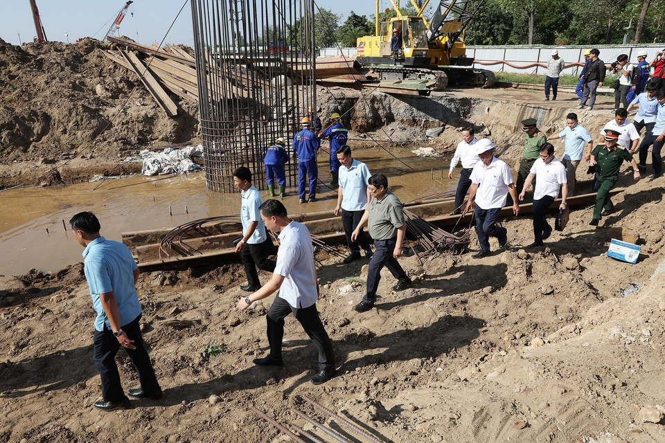 Thủ tướng Phạm Minh Chính đến kiểm tra tiến độ dự án đường Vành đai 3 đoạn qua Thành phố Hồ Chí Minh. (Ảnh: Dương Giang/TTXVN)