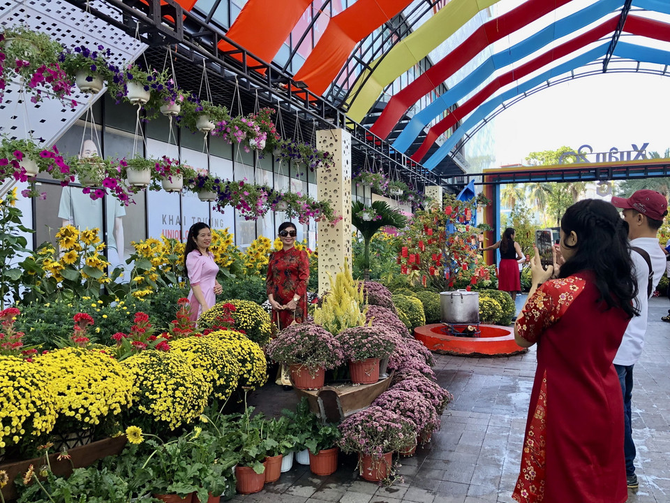 Khách du Xuân tại Thành phố Hồ Chí Minh có xu hướng đi theo nhóm. (Ảnh: Mỹ Phương/TTXVN)