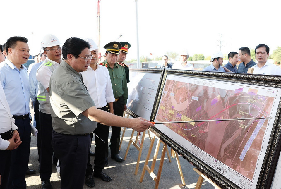 Thủ tướng Phạm Minh Chính kiểm tra tiến độ dự án đường vành đai 3 đoạn qua Thành phố Hồ Chí Minh. (Ảnh: Dương Giang/TTXVN)