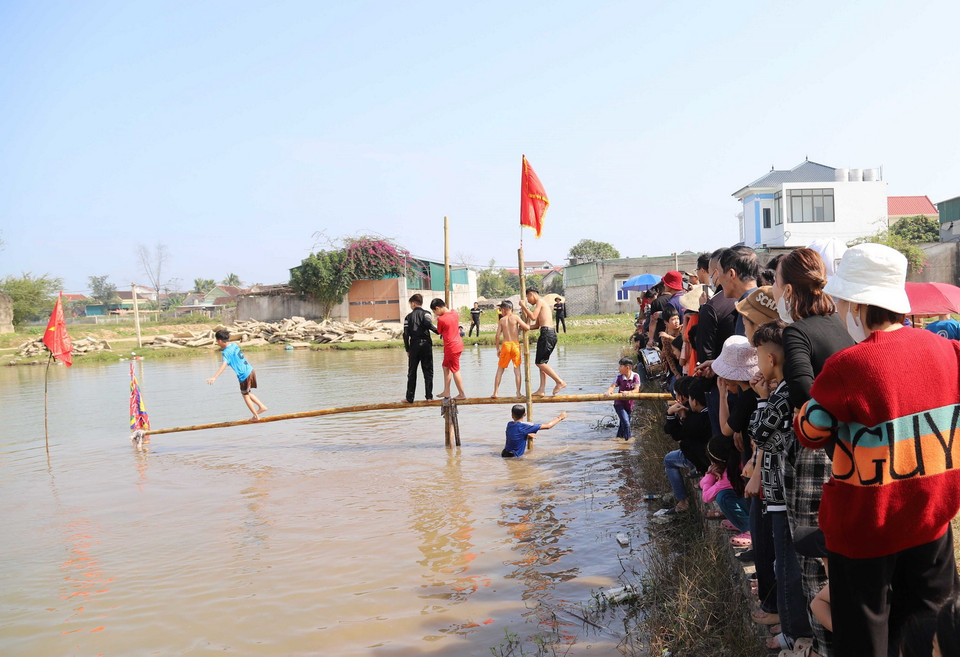 Thử thách trong trò chơi đi cầu khỉ thu hút nhiều vận động viên nhỏ tuổi tham gia. (Ảnh: Xuân Tiến/TTXVN)