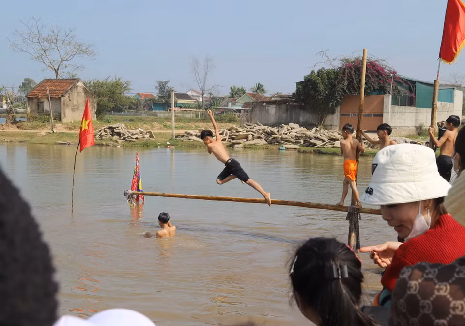 Sự vội vàng, thiếu cẩn trọng của vận động viên nhỏ tuổi đã bị “đánh bật” khỏi thân tre. (Ảnh: Xuân Tiến/TTXVN)