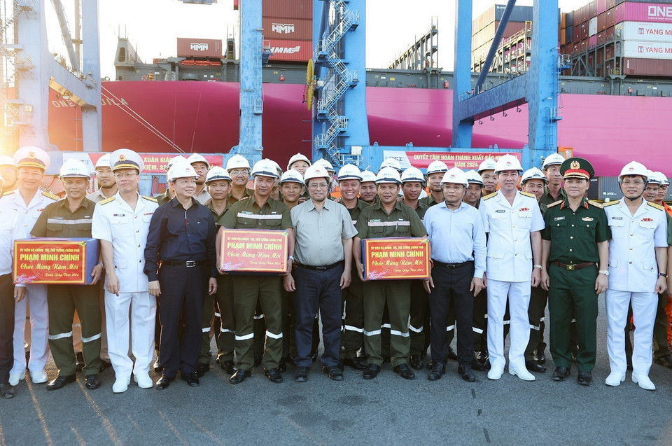 Thủ tướng Phạm Minh Chính chúc Tết các lực lượng làm việc tại cảng Quốc tế Tân Cảng-Cái Mép (TCIT). (Ảnh: Dương Giang/TTXVN)