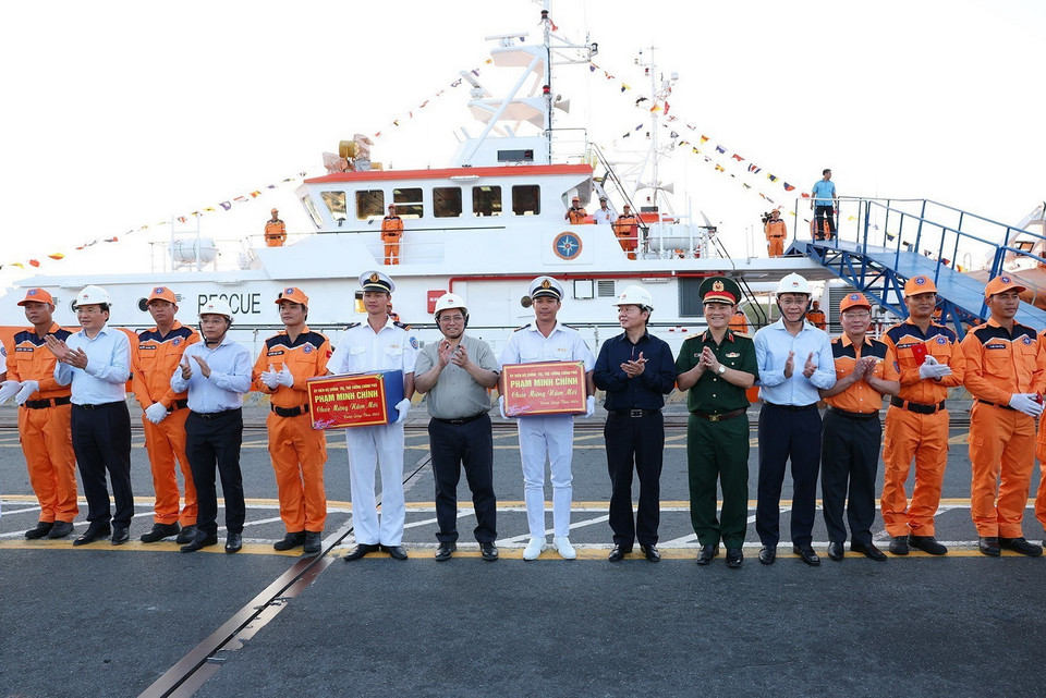 Thủ tướng Phạm Minh Chính chúc Tết các lực lượng làm việc tại cảng Quốc tế Tân cảng-Cái Mép (TCIT). (Ảnh: Dương Giang/TTXVN)