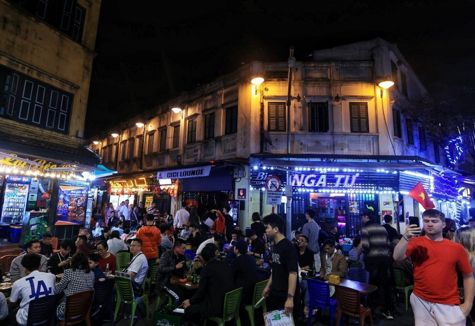 Phố Tạ Hiện đông đúc tối ngày đầu năm. (Ảnh: Tuấn Anh/TTXVN)