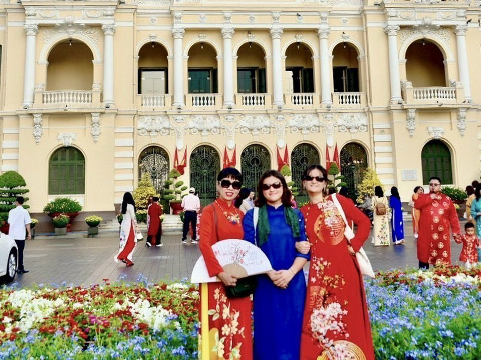 Du khách quốc tế tham quan Ủy ban nhân dân Thành phố Hồ Chí Minh. (Ảnh: Mỹ Phương/TTXVN)