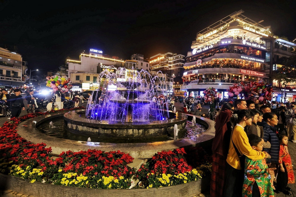 Người người du Xuân trên phố cổ Hà Nội. (Ảnh: Tuấn Anh/TTXVN)