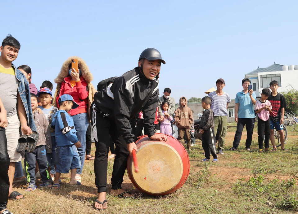 Mang trống lớn ra đánh, cổ vũ cho các động viên tham gia leo chuối, tạo không khí sôi động, hoạt náo. (Ảnh: Xuân Tiến/TTXVN)