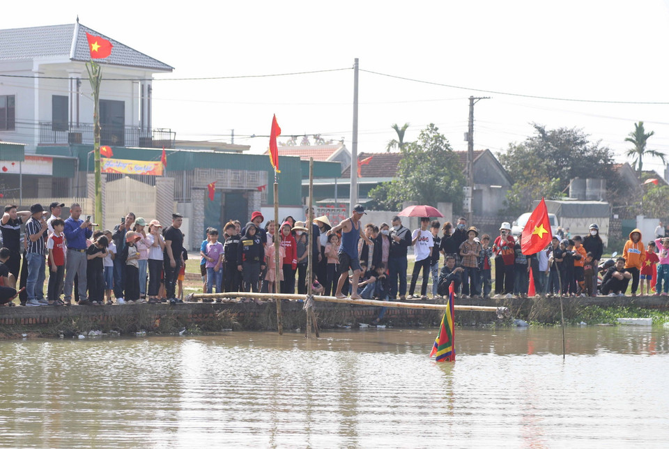 Trò chơi đi cầu khỉ được người dân các làng biển trên địa bàn xã Diễn Bích, huyện Diễn Châu, tỉnh Nghệ An, tổ chức. (Ảnh: Xuân Tiến/TTXVN)