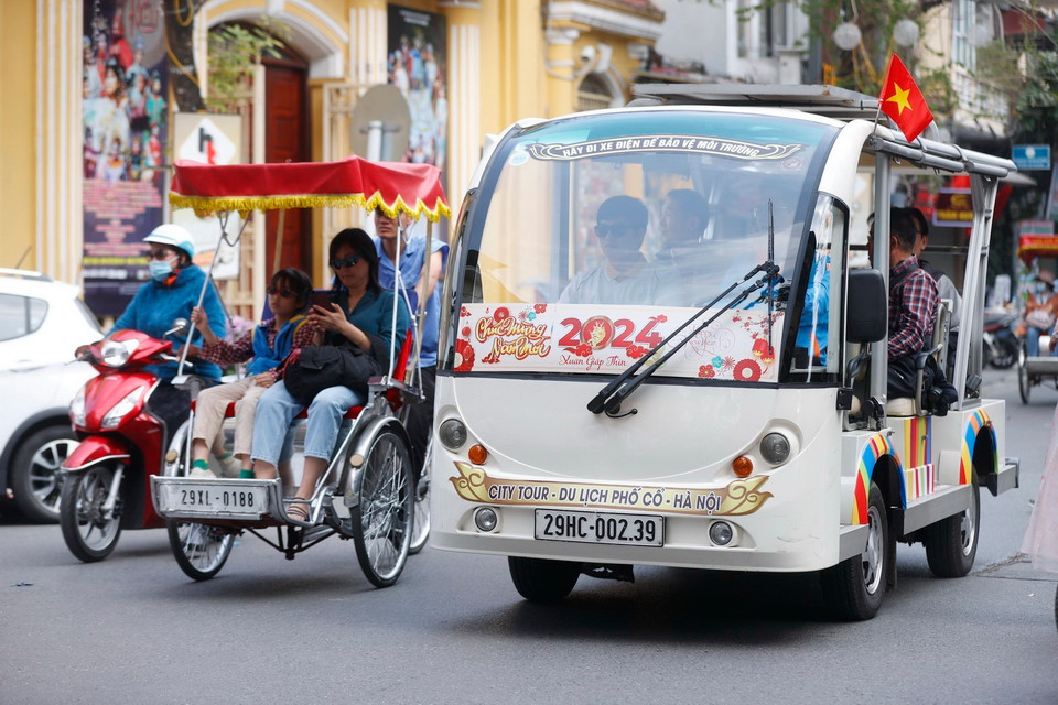 Du khách Quốc tế tham quan phố cổ Hà Nội dịp Tết Nguyên đán Giáp Thìn 2024. (Ảnh: Minh Quyết/TTXVN)