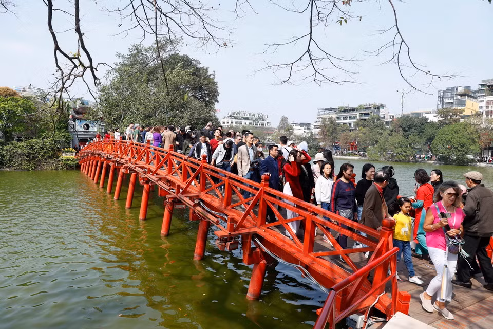 Những ngày này, lượng khách đổ về khu vực hồ Hoàn Kiếm rất đông. (Ảnh: Minh Quyết/TTXVN)