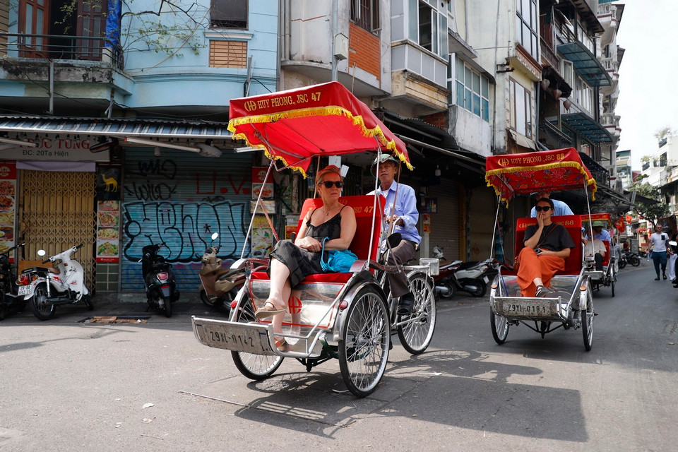 Du khách Quốc tế tham quan phố cổ Hà Nội dịp Tết Nguyên đán Giáp Thìn 2024. (Ảnh: Minh Quyết/TTXVN)