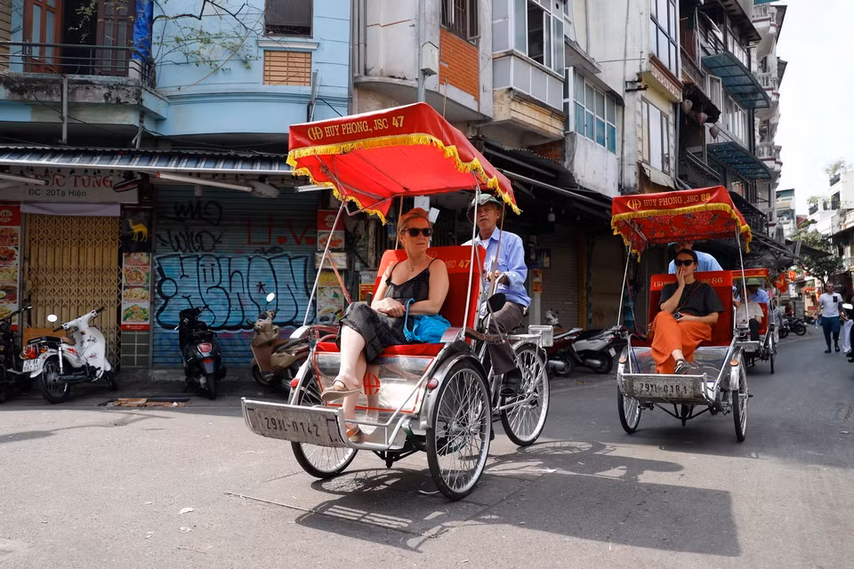 Du khách Quốc tế tham quan phố cổ Hà Nội dịp Tết Nguyên đán Giáp Thìn 2024. (Ảnh: Minh Quyết/TTXVN)