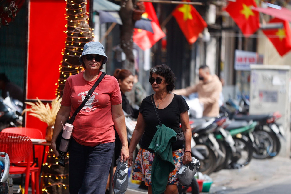Du khách Quốc tế tham quan phố cổ Hà Nội dịp Tết Nguyên đán Giáp Thìn 2024. (Ảnh: Minh Quyết/TTXVN)
